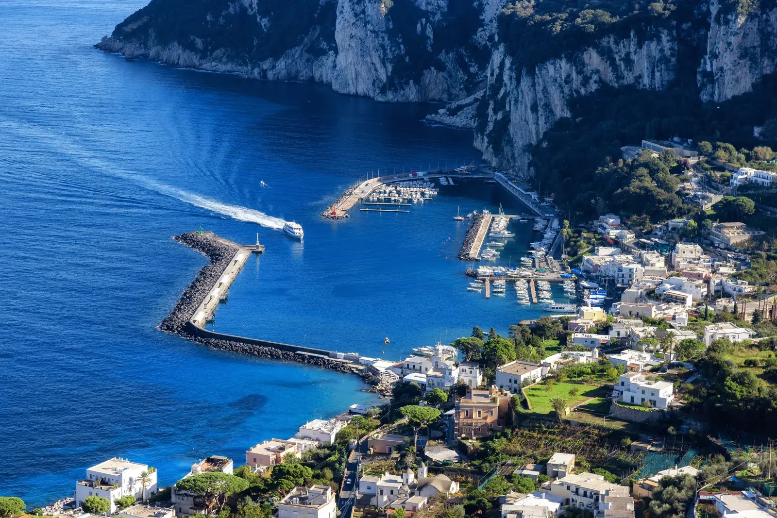 Ville touristique sur l'île de Capri dans la baie de Naples