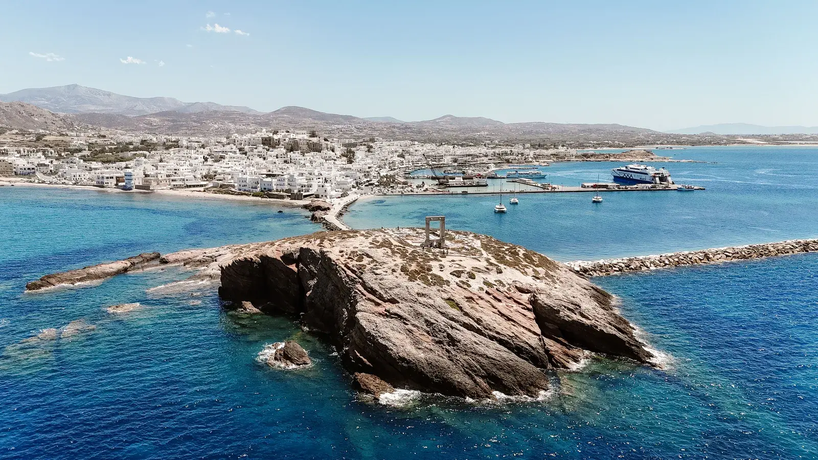 Vue aérienne par drone de la Portara d'Apollon sur l'île