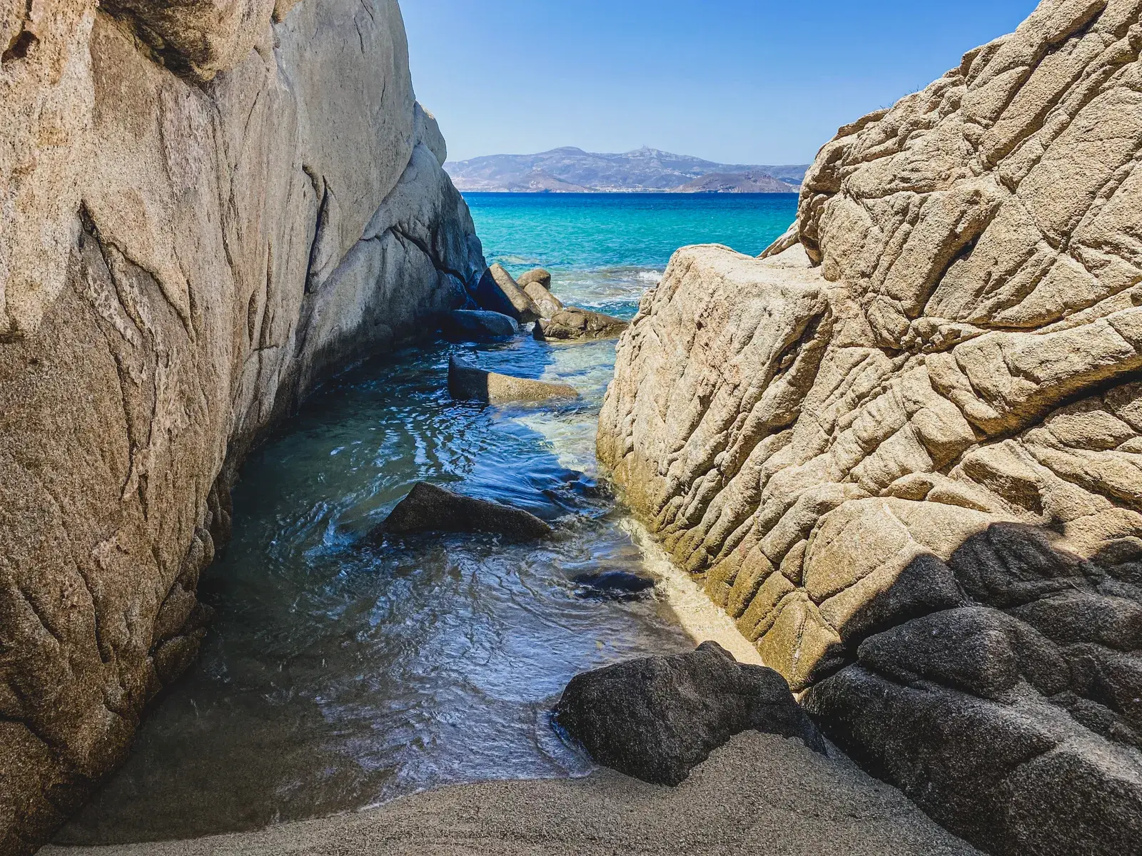 Μικρή παραλία και κόλπος στη Νάξο